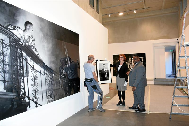 Kaiserring: Besucher in Goslars Mönchehaus sehen rot Beim Aufbau der Ausstellung im Mönchehaus. Foto: Kempfer