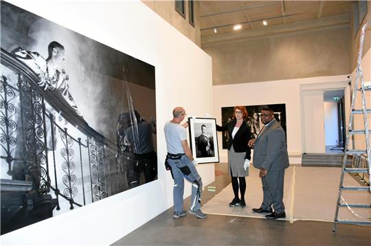 Beim Aufbau der Ausstellung im Mönchehaus. Foto: Kempfer