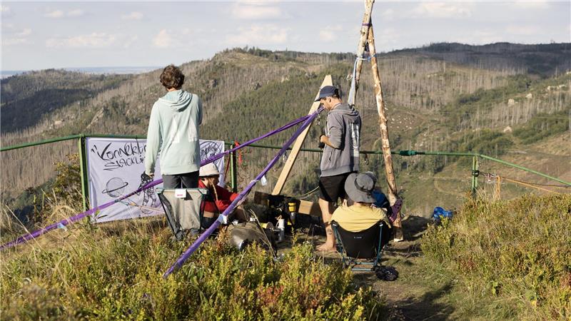 Beim Aufbau der Highline.