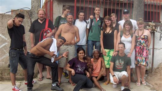 Beim Aufenthalt in São Paulo 2008 hilft die Gruppe des NIG bei der Instandsetzung des Hauses einer Familie in der Favela.
