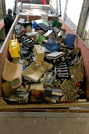 Woolworth eröffnet im Februar Filiale in Clausthal-Zellerfeld Ein Container voll mit Schutt und Müll.