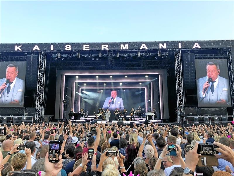 Auf Stippvisite bei der Kaisermania Beim Auftakt der Kaisermania in Dresden jubeln 12.000 Fans Roland Kaiser zu. Kleines Bild: Kathi und Martin Mahnkopf treffen die Schlager-Ikone kurz vor Konzertbeginn im Backstage-Bereich. Fotos: privat