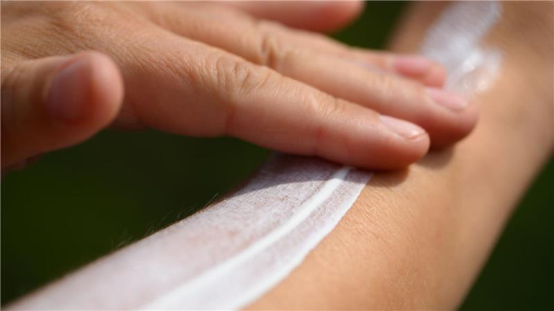 Beim Auftragen der Creme sollte man nicht sparsam sein. (Symbolbild)