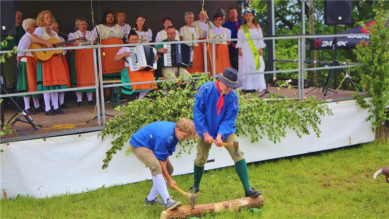 Beim Auftritt der Brauchtumsgruppe des Barkamtes Annerschbarrich im Heimatbund Ewerharz wird sogar Holz gehackt.