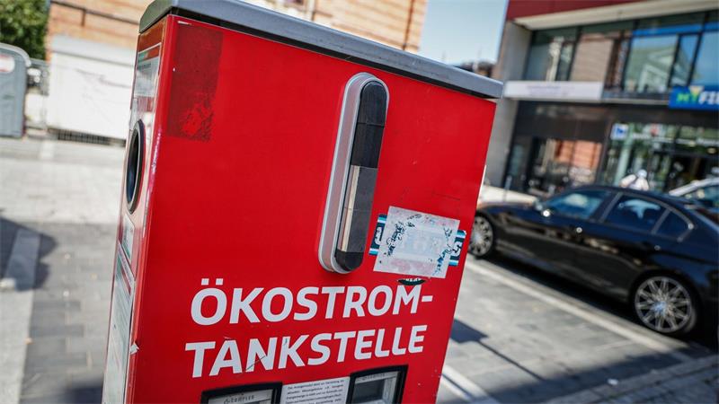 E-Trends: Vom Gefangenenwagen bis zum Stallroboter Beim Ausbau der Ladeinfrastruktur für E-Fahrzeuge sehen viele Menschen in Niedersachsen Nachholbedarf.