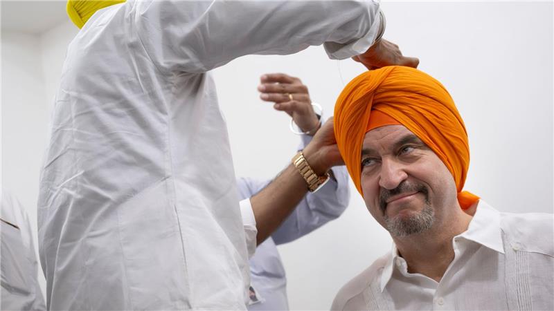 Beim Auslandsbesuch in Indien lässt sich Söder einen Turban anlegen - ein perfektes Fotomotiv für die sozialen Netzwerke. (Archivbild)