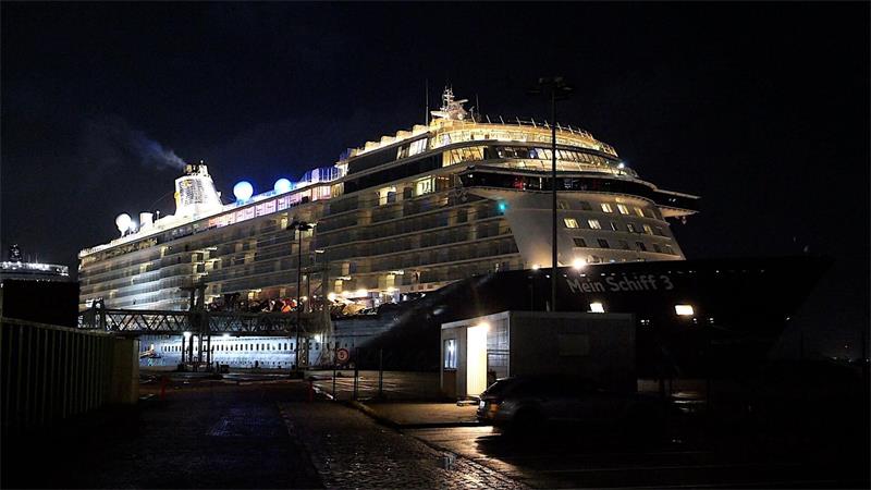 Kreuzfahrtschiff stößt mit zwei Containerschiffen zusammen Beim Auslaufen der „Mein Schiff 3“ in Bremerhaven ist es zu einem Unfall gekommen.