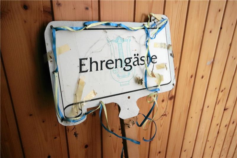 Dorfgemeinschaftshaus Nauen: Modernisierung beginnt Beim Ausräumen finden sich Relikte aus Nauens Vergangenheit an. Foto: Gereke