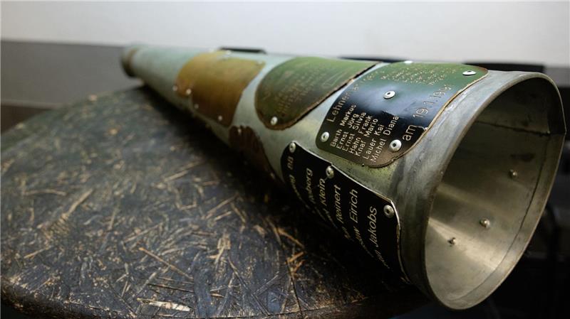 Beim Ausrufen hilft ein zweiter junger Erwachsener beim Halten.