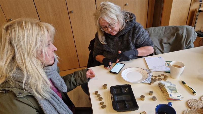 Beim Auszählen des Schweinchengeldes ist Konzentration gefragt.