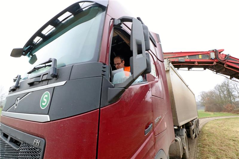 Rübentransport auf die Probe gestellt Beim Beladen mit den Rüben dürfen die Fahrer ihren Lkw nicht verlassen. Fotos: Kühlewind