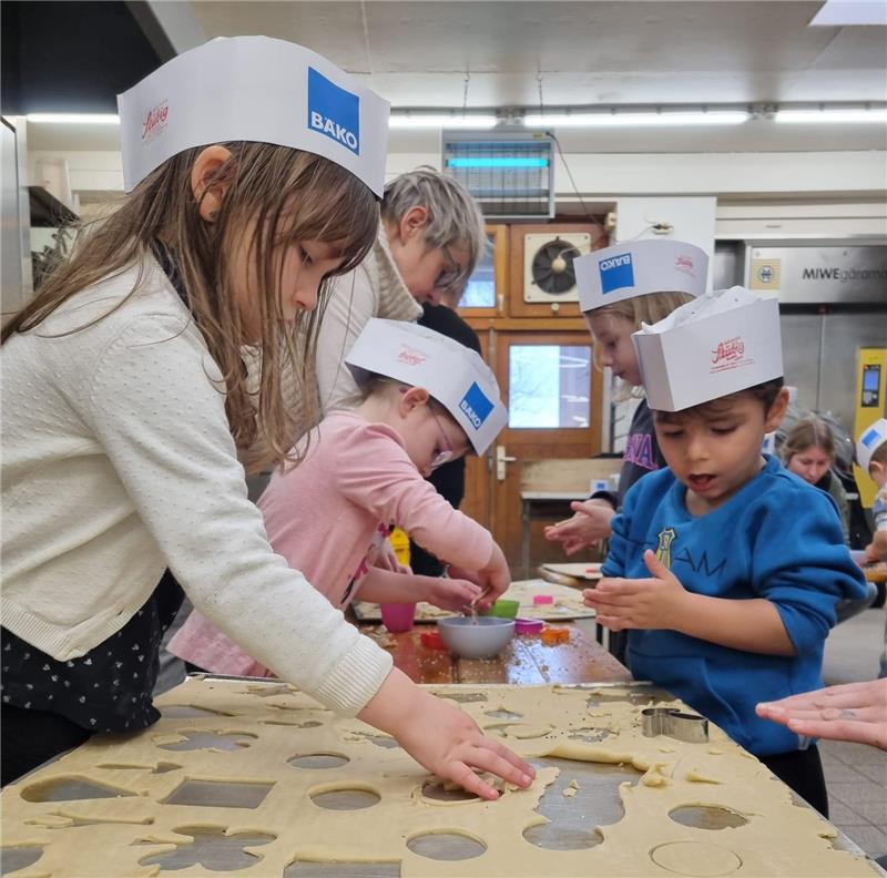 Beim Besuch in der Bäckerei Stübig dürfen Bad Harzburgs Kindergartenkinder selbst Hand anlegen.