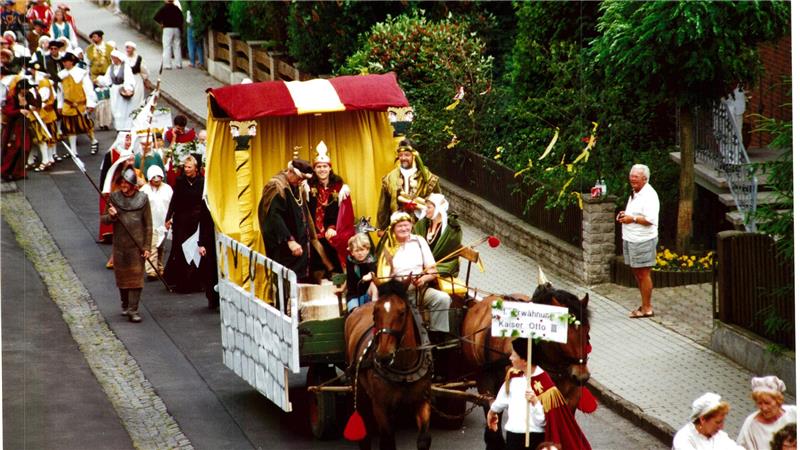 Ein Dorf erinnert sich: Döhren feiert 1025-jähriges Bestehen Beim Betrachten der alten Fotos kehren die Erinnerungen an ein wunderbares Fest zurück.