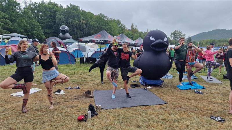 Beim Bier-Yoga wird das Biertrinken in normale Yoga-Übungen integriert.