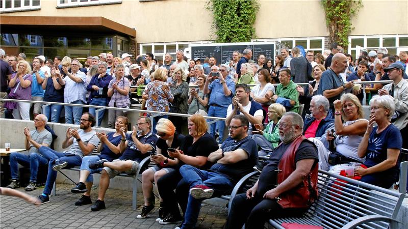 Von Gose bis Kokos: Das bietet das Goslarer Bierfest Beim Bierfest stehen Goslarer Bands im Mittelpunkt. Die Zuschauer genießen bei Gerstensaft und gutem Wetter die Auftritte am Museumsufer.