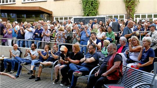 Beim Bierfest stehen Goslarer Bands im Mittelpunkt. Die Zuschauer genießen bei Gerstensaft und gutem Wetter die Auftritte am Museumsufer.