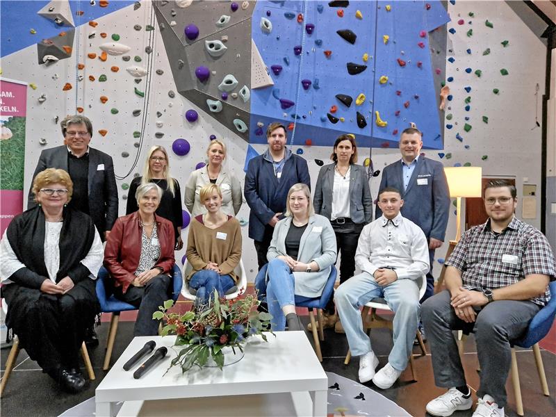 Venito feiert die fertige Kletterwand im Oberharz Beim Big-Event freuen sich die Verantwortlichen der Venito Oberharz über die fertige Kletterwand in der Turnhalle. Foto: Knoke