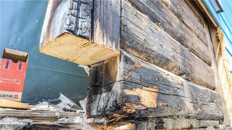 Beim Blick vom Gerüst aus werden die verkohlten Holzbalken an der Marktkirche sichtbar.