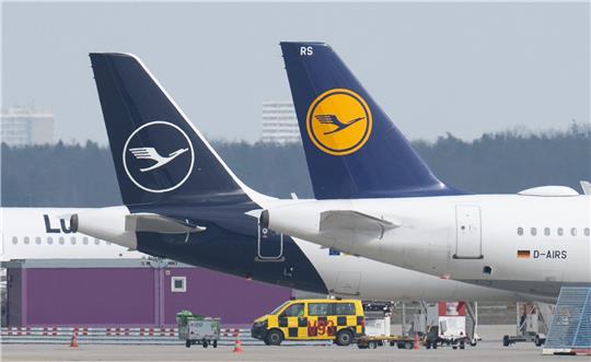Beim Bodenpersonal drohen der Lufthansa unbefristete Streiks. Darüber sollen die Arbeitnehmer abstimmen.