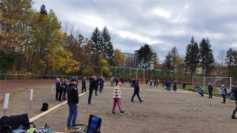Beim Boule-Feld auf dem Sportplatz im Schulzentrum Goldene Aue ist viel los.