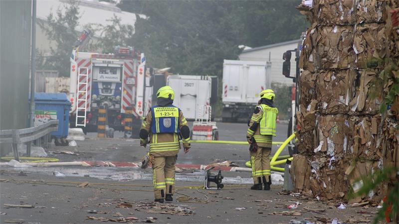 Beim Brand auf dem Gelände einer Entsorgungsfirma entstand viel Rauch, der Schaden hielt sich aber in Grenzen. 