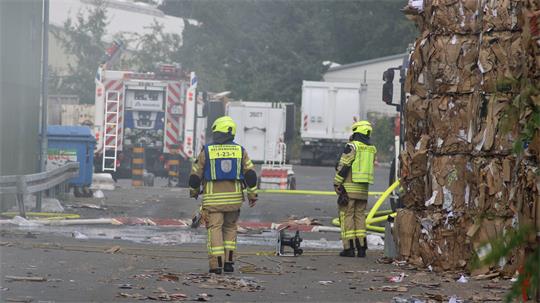 Beim Brand auf dem Gelände einer Entsorgungsfirma entstand viel Rauch, der Schaden hielt sich aber in Grenzen. 