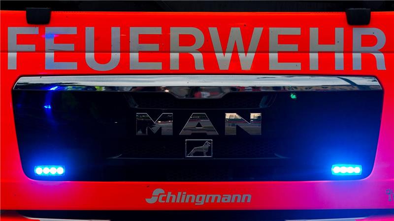 Beim Brand eines Wohnhauses hat die Feuerwehr einen Bewohner über eine Drehleiter gerettet. (Symbolbild)