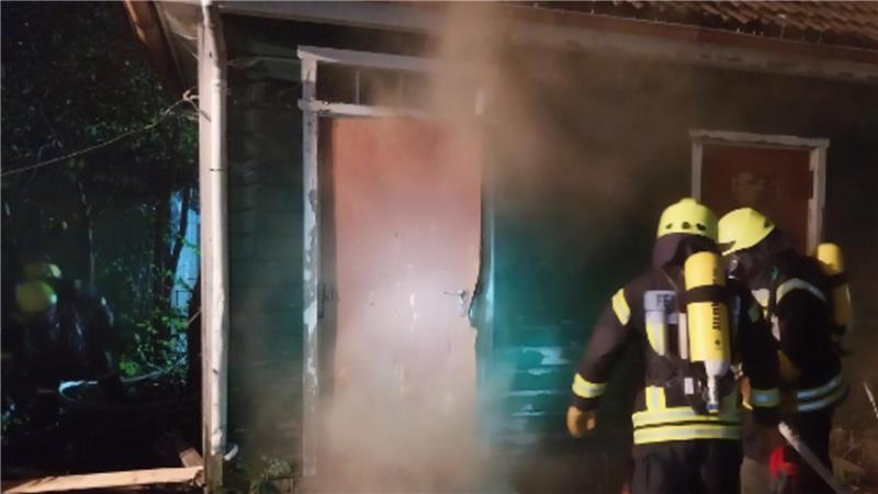 Beim Brand im Trafohaus nimmt die Polizei den Beschuldigten fest.