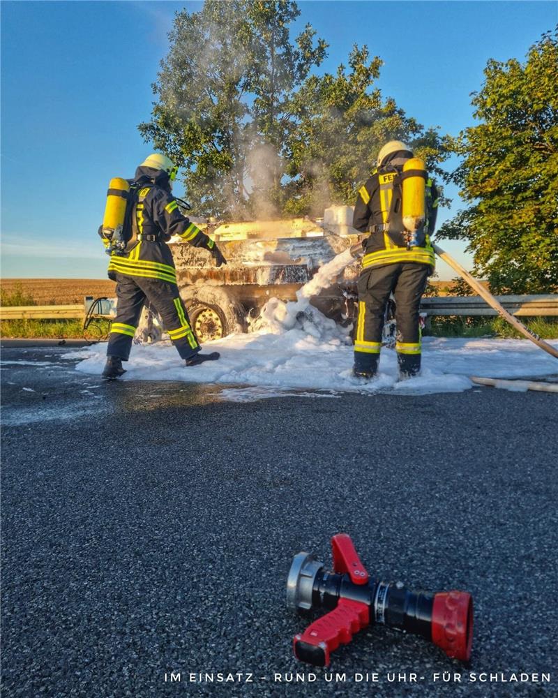 Beim Brandeinsatz kommt Wasser und Schaum zum EInsatz. Foto: Feuerwehr