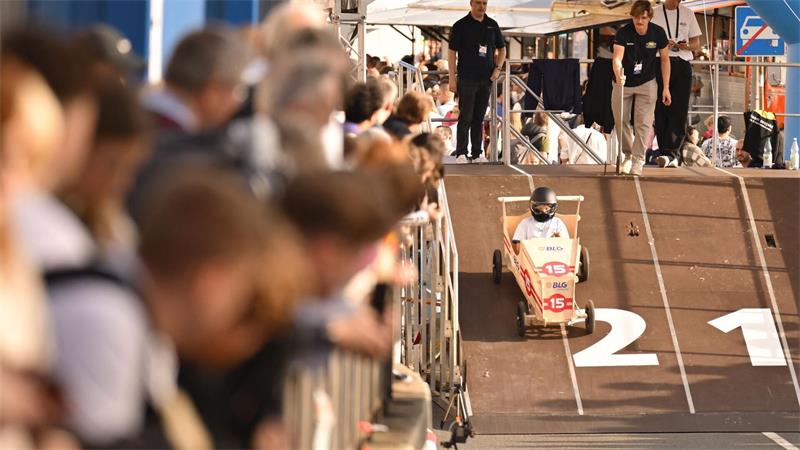 Zwischen Party und Warnruf - Wie Bremen die Einheit feiert Beim Bürgerfest war ein buntes Programm geboten - unter anderem ein Seifenkistenrennen.