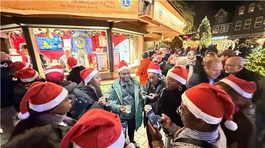 Beim Bummel über den Goslarer Weihnachtsmarkt gehört Glühwein oder Ähnliches selbstverständlich dazu.