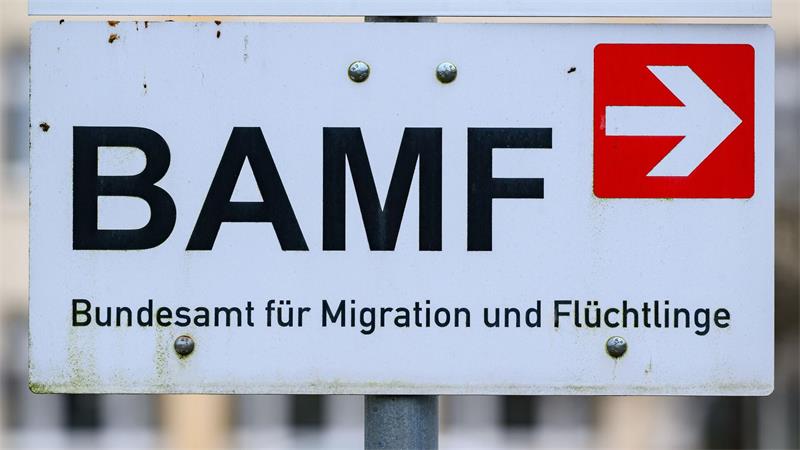 Weniger Asylanträge - Höhere Schutzquote Beim Bundesamt für Migration und Flüchtlinge (Bamf) werden aktuell weniger Asylerstanträge gestellt. Der Anteil derjenigen, die erst einmal bleiben dürfen, steigt. (Symbolbild)