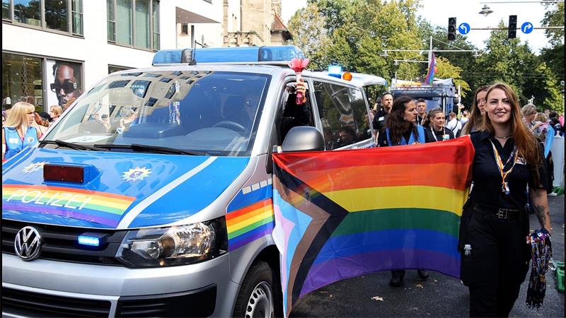 Beim CSD 2025 waren Einsatzfahrzeuge der Polizei mit Regenbogenfarben verziert. (Archivfoto) 