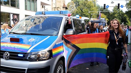 Beim CSD 2025 waren Einsatzfahrzeuge der Polizei mit Regenbogenfarben verziert. (Archivfoto) 