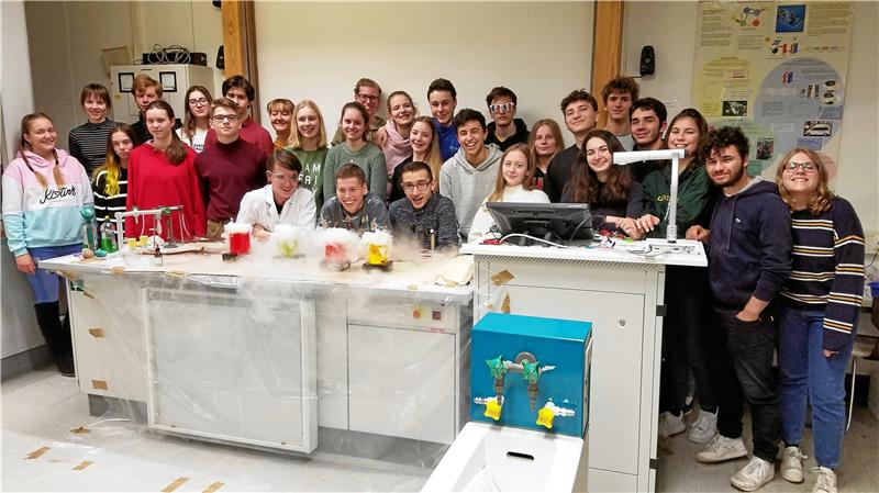 Schüler der TU Clausthal experimentieren im Testlabor Beim Chemie-Workshop stehen Experimente und der internationale Austausch im Vordergrund. Foto: TU Clausthal