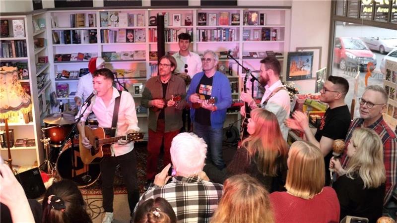 Christmas Rock in der Bücher-Heimat mit The Dippers sowie Olli Honig und Olli Serbent.