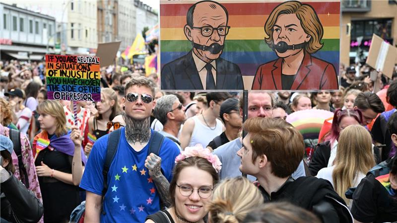 Julia Klöckner hisst die Regenbogenflagge - einmal im Jahr Beim Christopher Street Day (CDS) in Berlin trugen einige Teilnehmer satirische Plakate, auf denen Bundeskanzler Friedrich Merz (CDU) und Bundestagspräsidentin Julia Klöckner (CDU) zu sehen waren. (Archivfoto)
