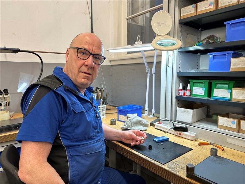 50 Jahre ununterbrochen bei der Firma Eckold Beim Clinchen ist Genauigkeit gefragt, eine Arbeit, die Volker Rosemann auch nach 50 Jahren bei der Firma Eckold immer noch gerne macht. Foto: Eggers