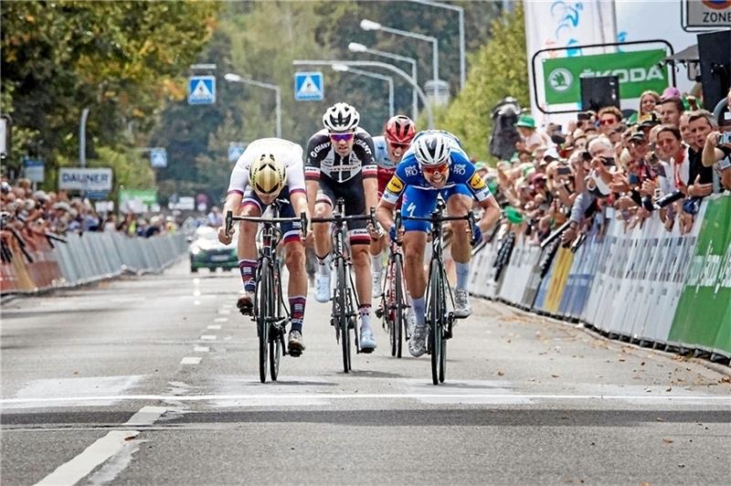 Deutschland-Tour fährt durch den Landkreis Goslar Beim Comeback der Deutschland-Tour im vergangenen Jahr gewinnt Maximilian Schachmann (re.) in Trier die zweite Etappe. Diesmal ist das Peloton auch im Landkreis Goslar zu sehen. Foto: Papadopoulos