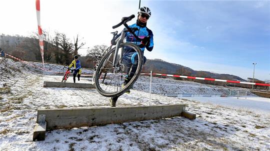 Beim Cyclocross gibt es auch Hindernis-Passagen, in denen das Rad getragen wird.