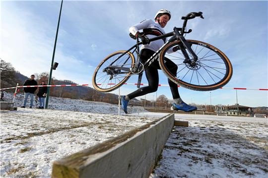 Beim Cyclocross müssen auch Hindernisse überwunden werden. Der Hannoveraner Marcus Lembke trägt sein Rad über das Brett, zwei andere Fahrer springen auf dem Rad sitzend darüber – beide Methoden entsprechen dem Reglement. Fotos: Neuendorf