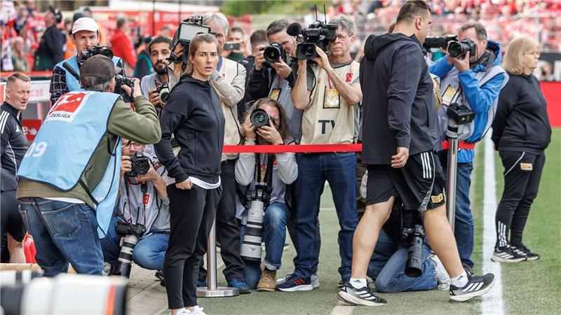 Etas Nachfolger: Schweizer Meistercoach übernimmt Union Beim Debüt in Mittelpunkt: Jeder Fotograf wollte ein Bild von Marie-Louise Eta. (Archivbild)