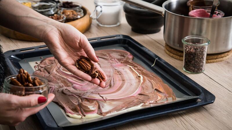 Süßes selbst gemacht: So werden Sie zum Chocolatier Beim Dekorieren der Schokolade sind der Fantasie keine Grenzen gesetzt.