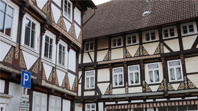 Zwei Fachwerkhäuser, die ähnlich aussehen.