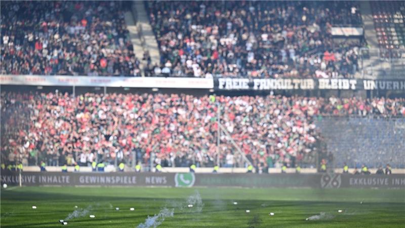Beim Derby Hannover 96 gegen Eintracht Braunschweig kam es in der vergangenen Saison zu vielen Unterbrechungen.
