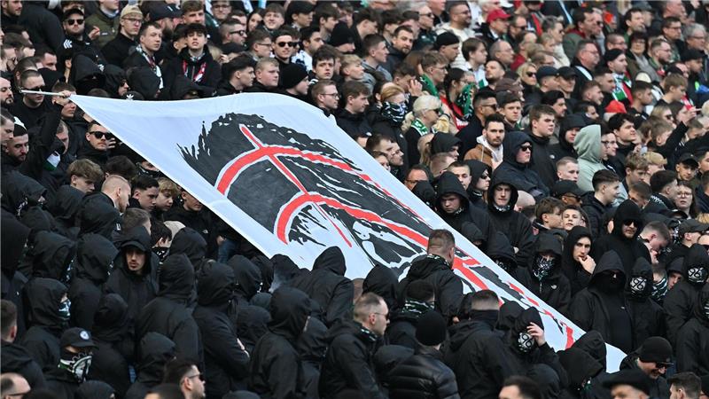 Appell der Innenministerin: Fanszenen sollen Lösungen finden Beim Derby im März vergangenen Jahres zeigten Fans von Hannover 96 ein Plakat mit Innenministerin Daniela Behrens im Fadenkreuz. (Archivbild)