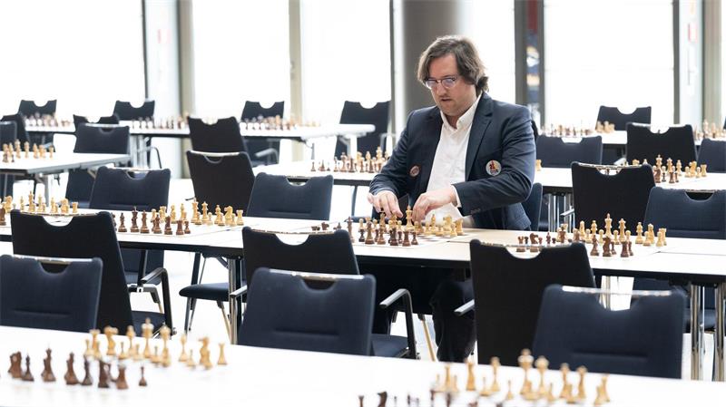 Schach in Deutschland erlebt starken Aufwind Beim Deutschen Schachgipfel in Dresden treten rund 1.000 Spielerinnen und Spieler gegeneinander an.