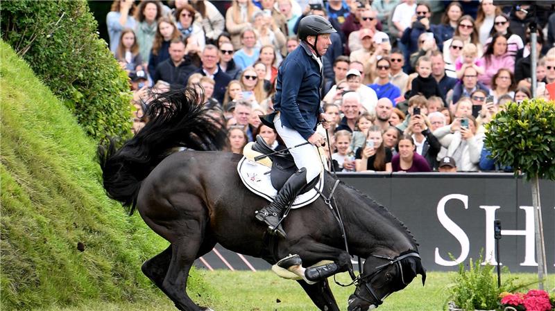 Beim Deutschen Spring- und Dressur-Derby stürzt das Pferd „Duplexx“.
