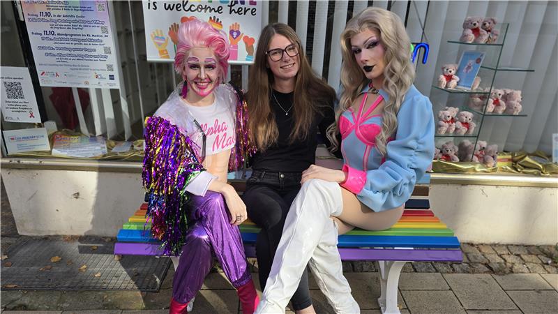 Beim Drag Workshop in der Aidshilfe sind Hoeratio Belvedere (l.) und Silver D. Sin zu Gast.