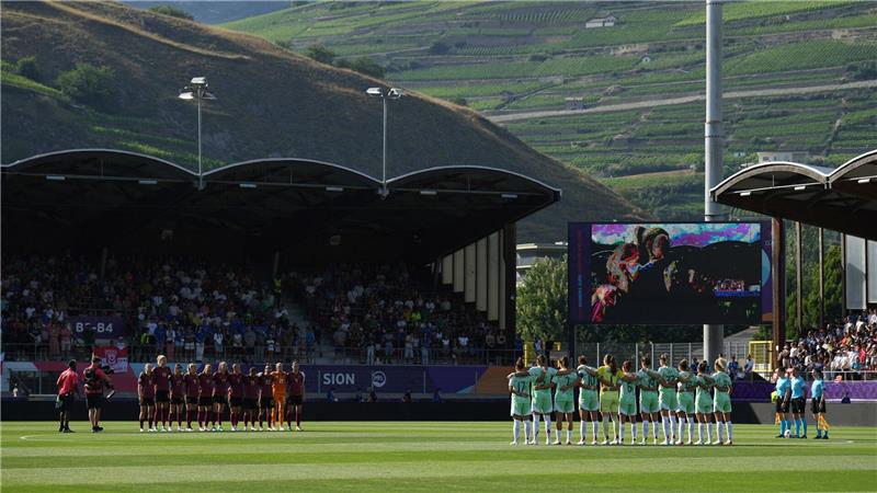 Jota: Schweigeminuten bei Frauen-EM und Club-WM Beim EM-Gruppenspiel zwischen Belgien und Italien gab es eine Schweigeminute zum Gedenken an Liverpools gestorbene Stürmer Diogo Jota